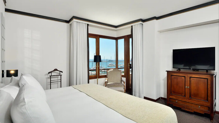 RedLevel Suite Sea and Cathedral View 